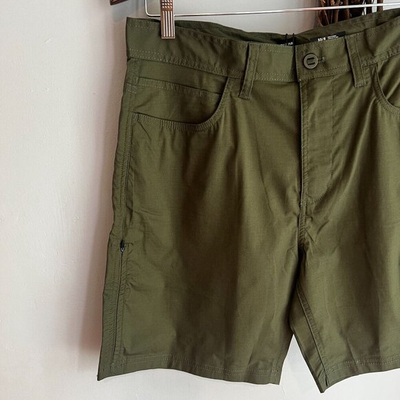prAna Mens 28"W / 8"Length Standard Double Peak Hiking Short in Cargo Green - Picture 3 of 8